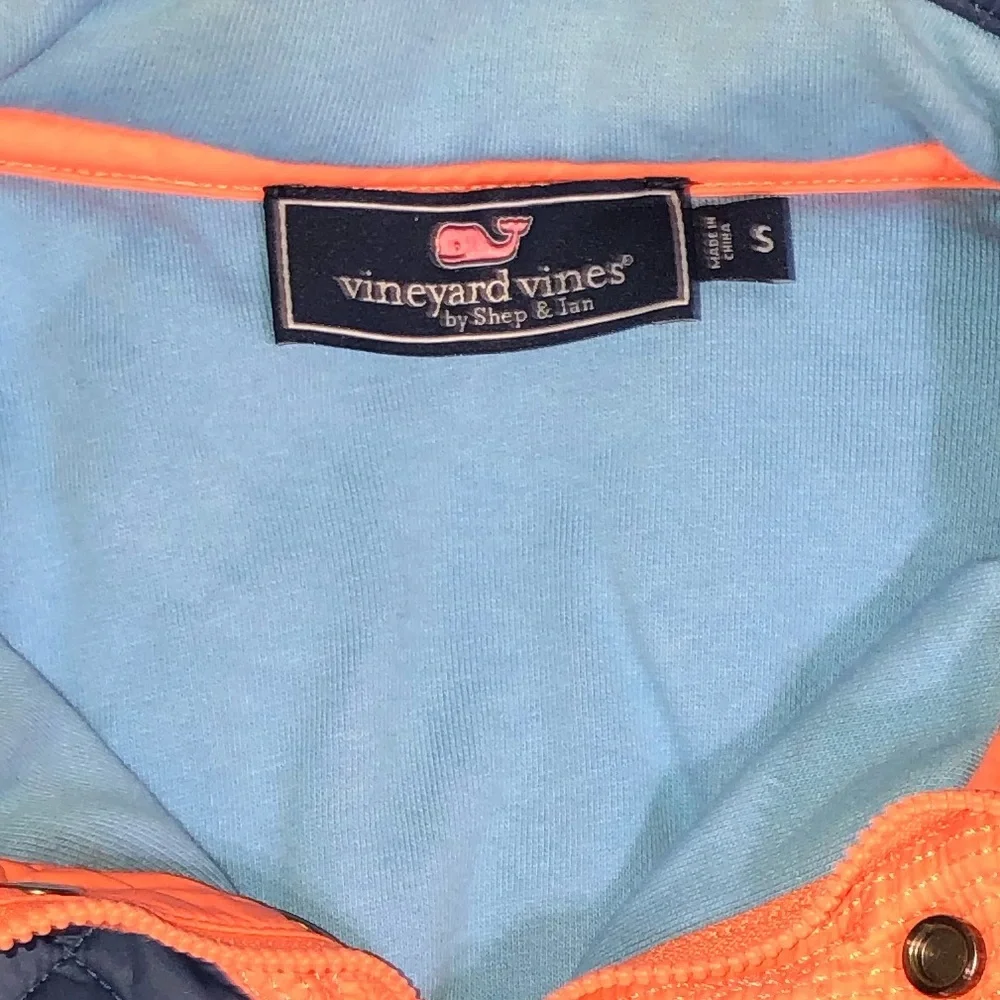 Vineyard Vines I 3/4 Zip I Quilted Shoulder & Collar I Zipped-in Hoodie